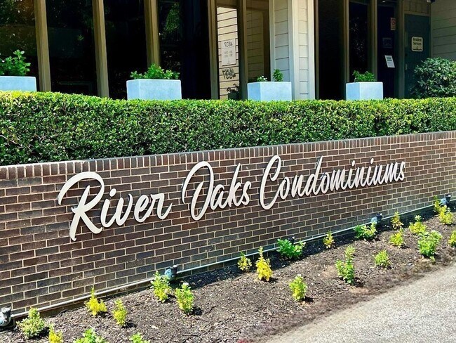 Foto del edificio - Great Oak Lawn Location!