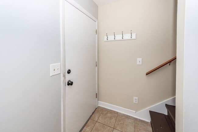 Building Photo - 2 Bedroom, 1.5 Bathroom Townhome in Island Bluff - James Island