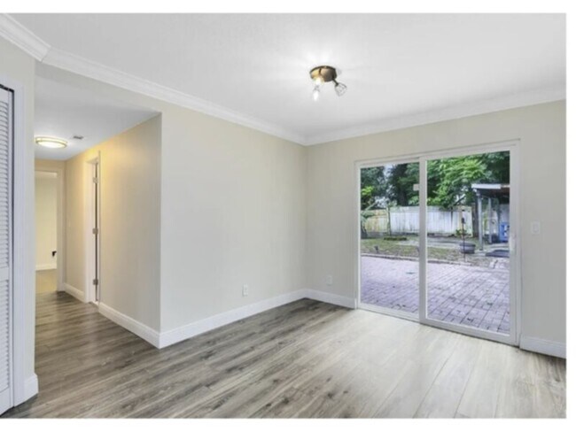 Building Photo - 3 Bedroom, 2 Bath Heart Of Hourglass Downt...