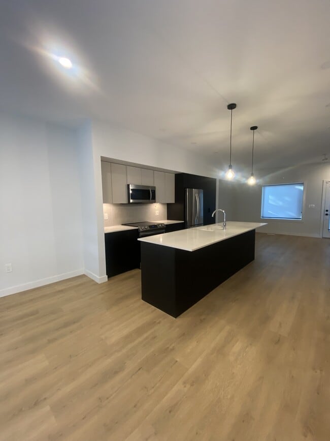 Building Photo - KL28-KL27 27 St SW