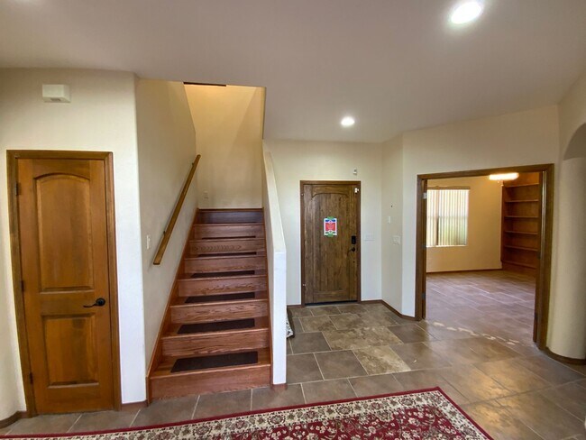 Building Photo - 5 Bedroom Luxury Home Available Near Unser...