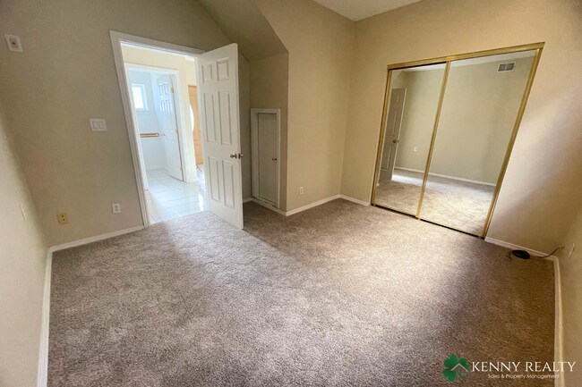 Foto del edificio - Spacious & Sunlit 5-Bedroom Retreat in the...
