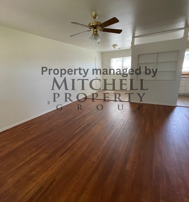 Foto del edificio - Beautiful 3 bedroom 1 bath with hardwood f...