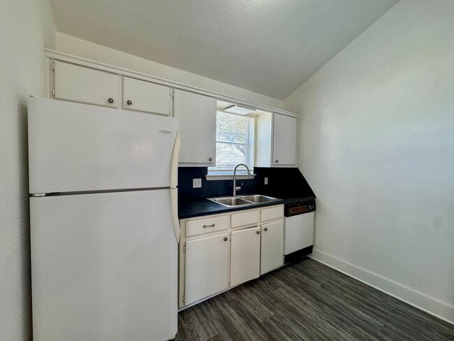 Building Photo - Townhome