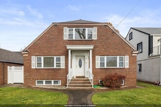 Building Photo - 97 Riverview Ave