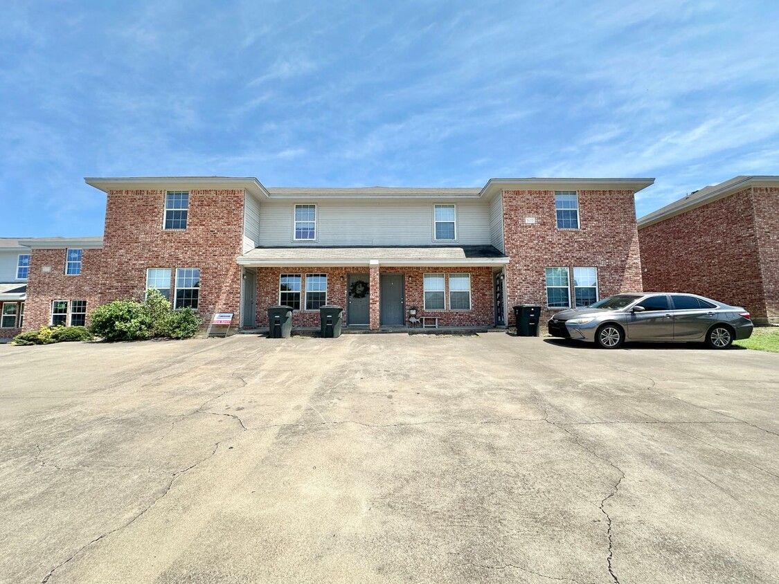 Primary Photo - 3600 Malibu Ln
