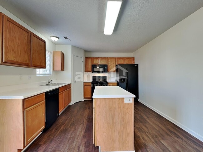 Building Photo - 701 Hiddenlake Ct