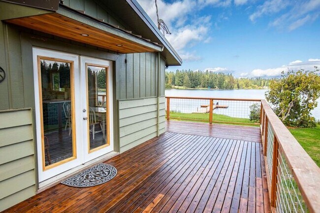 Building Photo - Lake Front Living at Deer Lake and You Can...