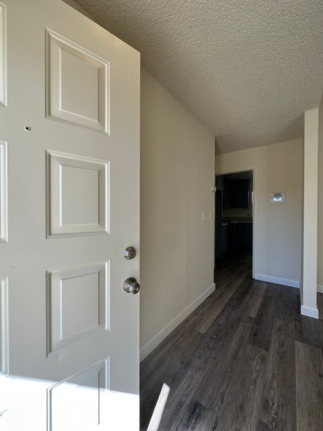 Foto del edificio - 7955 Deer Lake Dr