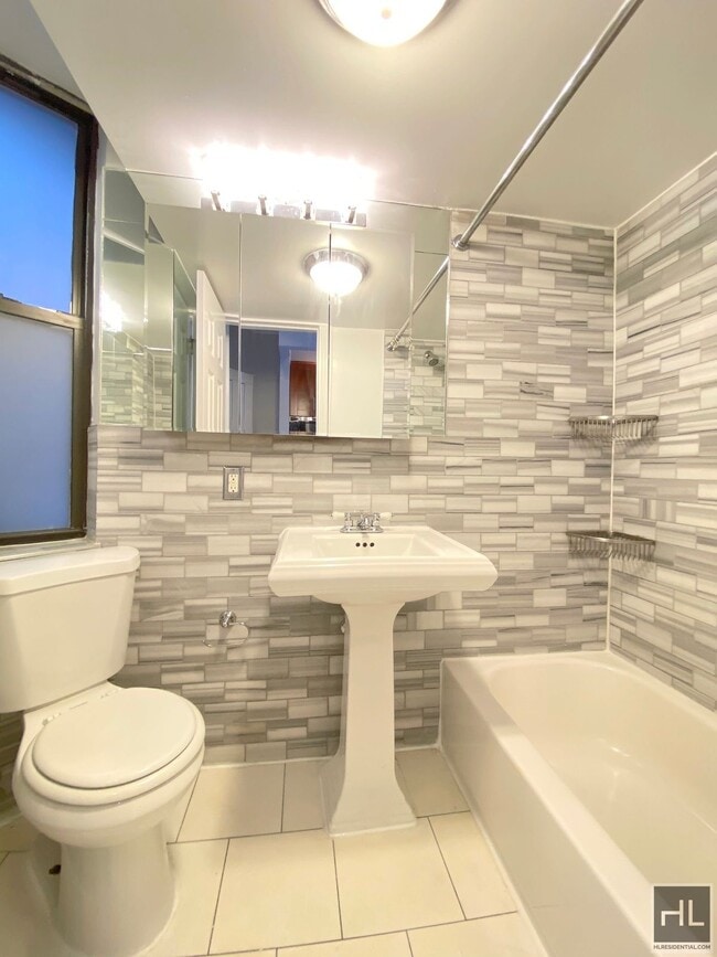 Building Photo - Leroy Street