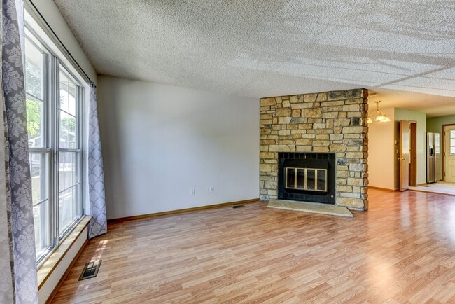 Building Photo - Beautiful 2 bed 2 bath townhome with carport in desirable Hearthwood Neighborhood With Pool!!