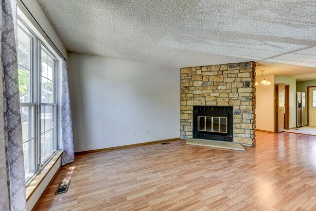 Foto del edificio - Beautiful 2 bed 2 bath townhome with carport in desirable Hearthwood Neighborhood With Pool!!