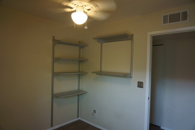 Dormitorio 1 - 3304 S Parkside Dr