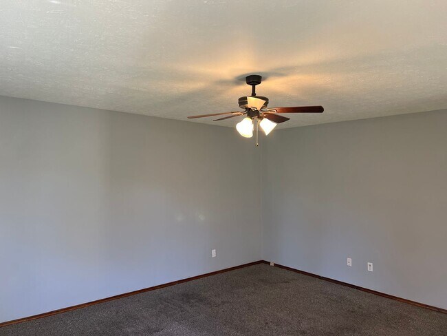 Building Photo - AVAILABLE NOW! Walking Distance to Silver Springs Park