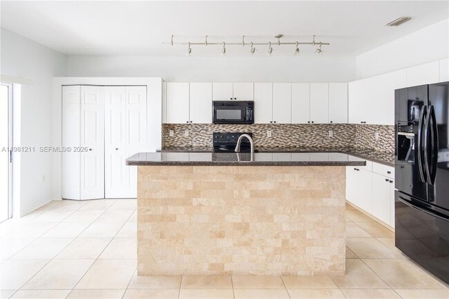 Foto del edificio - 2301 SE 24th Ct