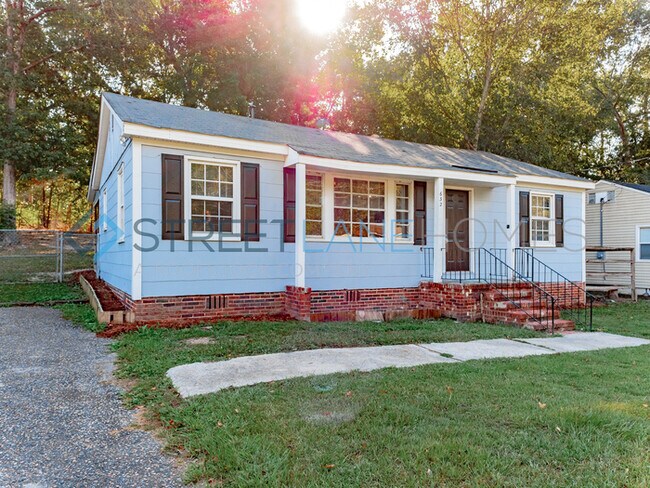 Building Photo - NOW OFFERING HALF OFF THE FIRST FULL MONTH...