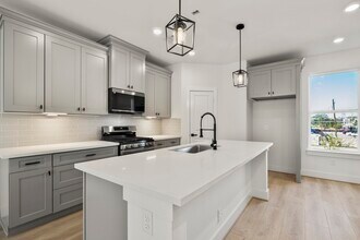 Building Photo - 6330 Del Rio St