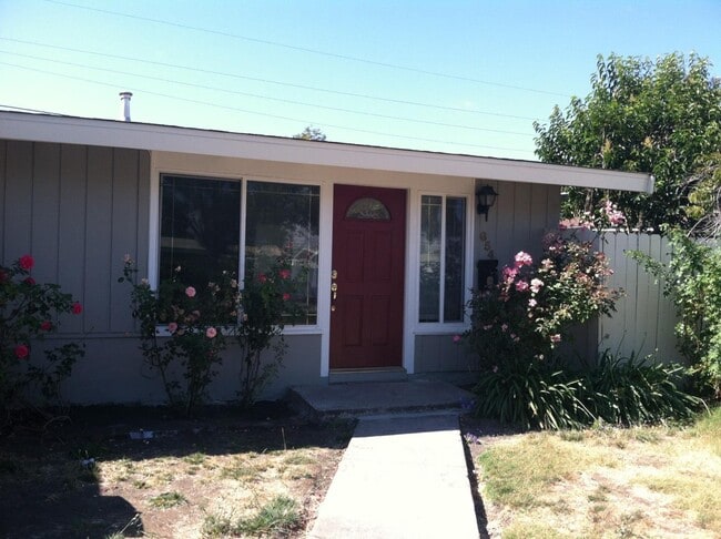 Building Photo - 654 Lakehaven Dr