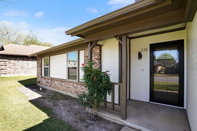 Foto del edificio - Move In Ready Home with Modern Updates Throughout