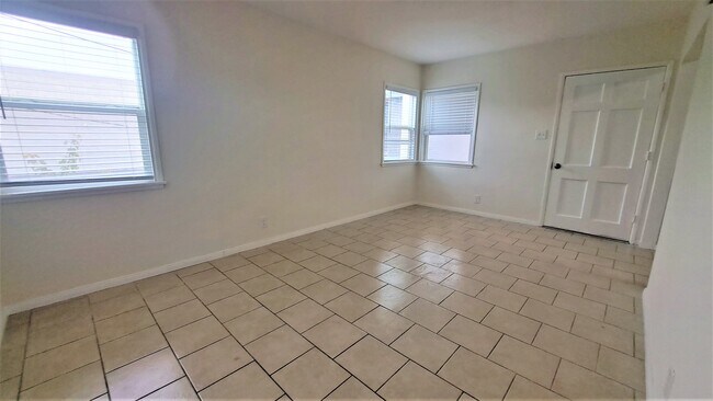 Foto del edificio - 115 E Tamarack Ave