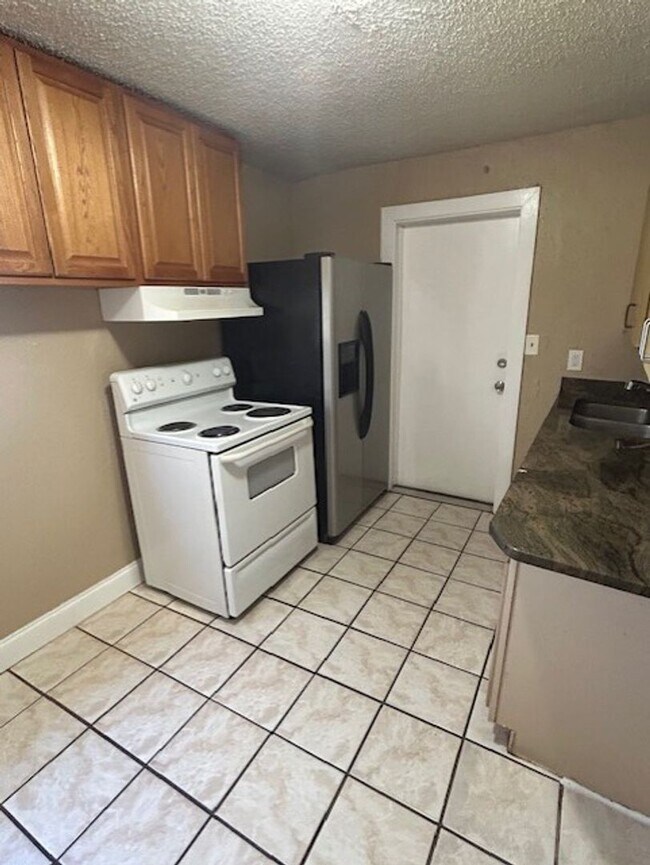 Foto del edificio - 2/1 available now!