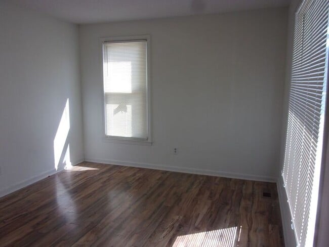Building Photo - 3 Bedroom 1 Bath Brick Ranch - Recently Updated and Painted