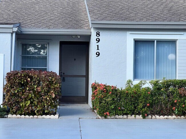Foto del edificio - 8919 Sunnywood Pl