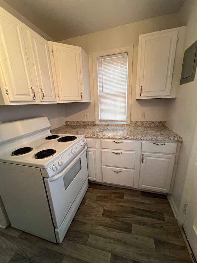 Building Photo - Two bedroom, 1 bath condo in Brookwood Gar...