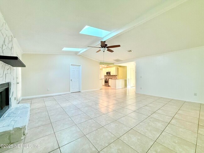 Foto del edificio - 10373 Windfern Ct N