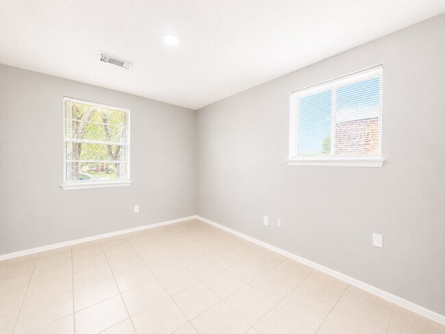 Foto del edificio - 723 Onaleigh Dr