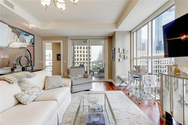 Foto del edificio - 98 San Jacinto Blvd