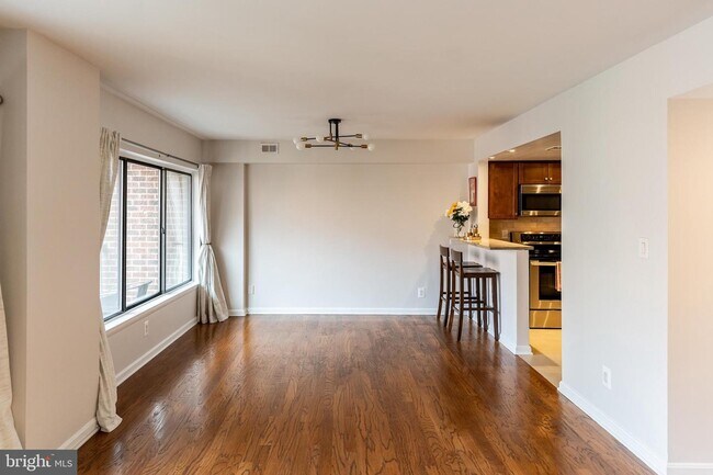 Building Photo - 1700 17th St NW