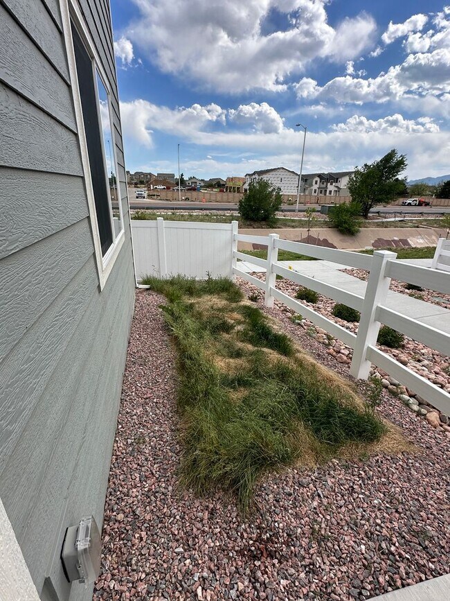 Building Photo - Modern Living in Skyview Village