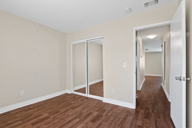 Building Photo - Emerald Court Apartments