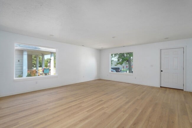 Building Photo - College students welcome! Brand new 3 bedr...