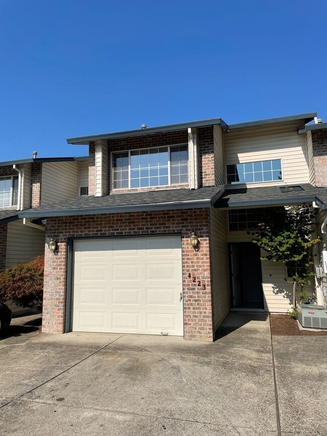 Building Photo - 4199-4199 SE Oak St