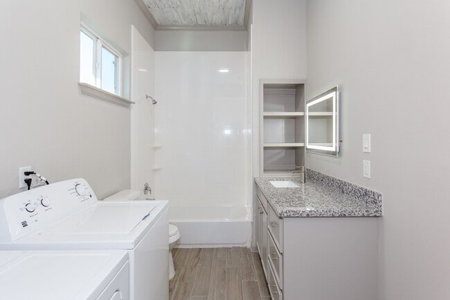 Building Photo - 215 N Milby St