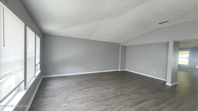 Foto del edificio - 2387 Brian Lakes Dr E