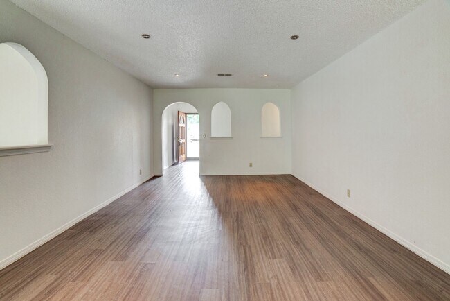 Foto del edificio - 4 Bed | 2 Bath | Broken Arrow | October