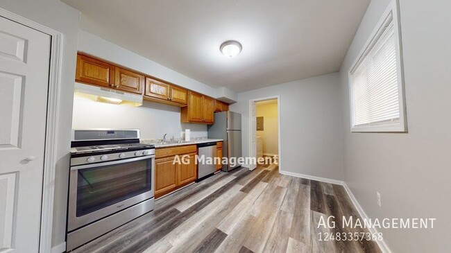 Building Photo - 5852 Beech Daly Rd - Great 3Bed/2Bath Tayl...