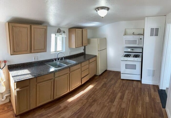Building Photo - 1 BEDROOM MAGNA DUPLEX - GREAT PRICE!