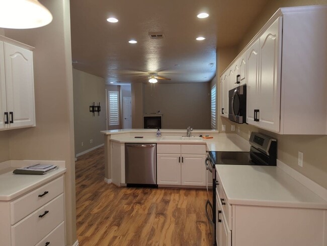 Building Photo - Well Maintained Home in Coral Canyon. Smal...