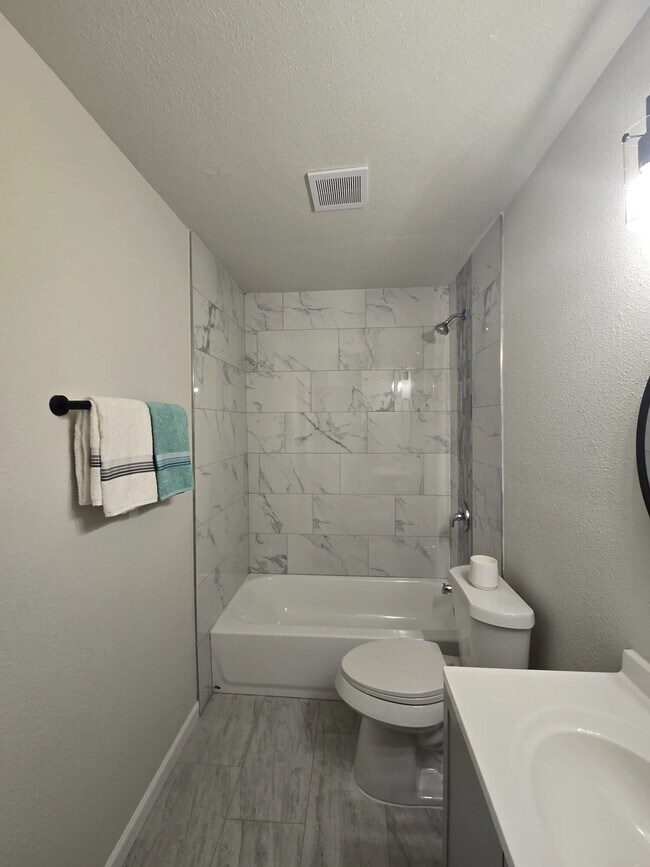 Building Photo - E Sendro