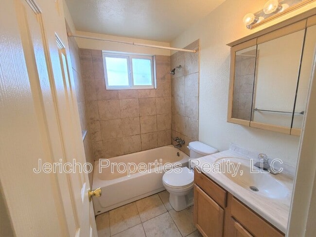 Photo - 4677 Hoyt St Apartment