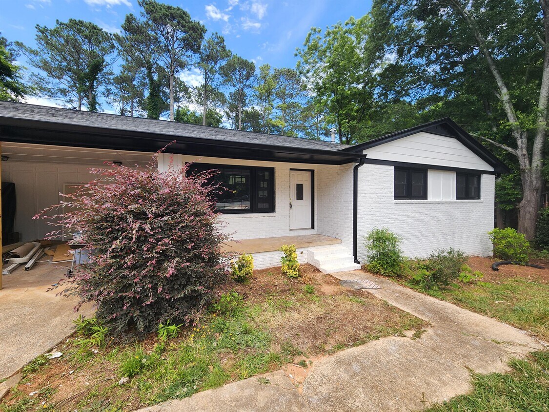 Foto principal - 1055 College Station Rd