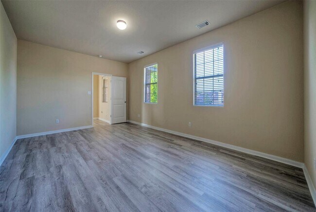 Building Photo - 2105 Callingwood Dr
