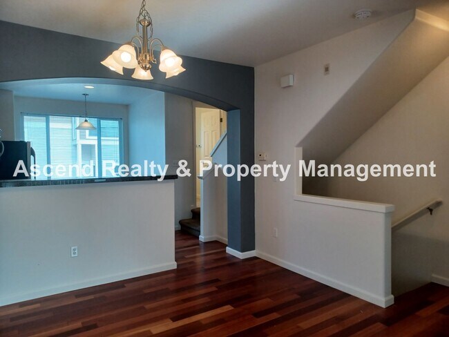 Foto del edificio - Sexton Crest Townhome Open Floor Plan Gas Fireplace 2 Car Tandem Attached Garage Available Mid March