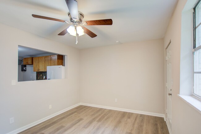 Foto del edificio - 2 Bed, 1 Bath Duplex in East Norfolk