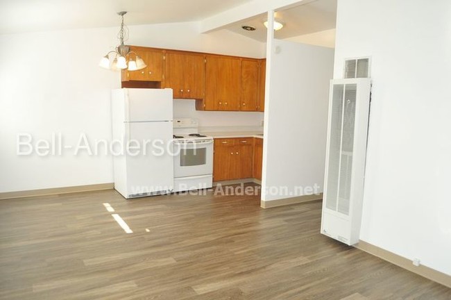 Building Photo - Two Apartments in One! ENTIRE Duplex for Rent