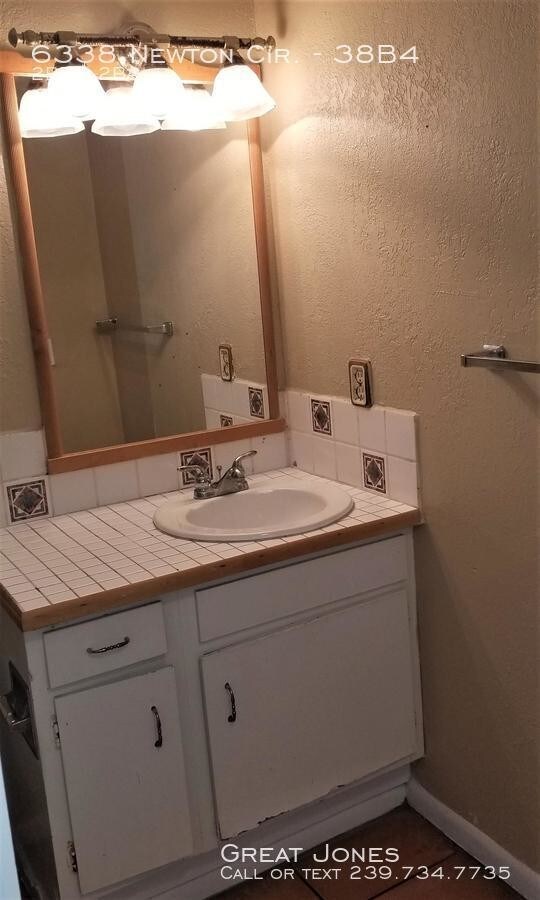 Building Photo - CHARMING 2/2 CONDO WITH CANAL ACCESS!